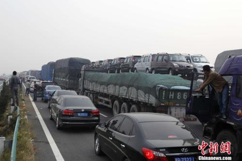 資料圖：高速擁堵不堪。<a target='_blank' ><p  align=