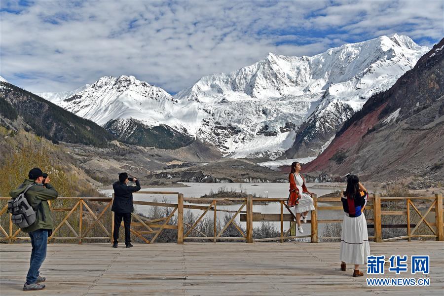 (壯麗70年·奮斗新時(shí)代·圖文互動(dòng))(5)駛向幸福的“天路”——川藏公路藏區(qū)變遷