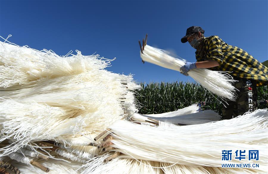 （壯麗70年&middot;奮斗新時(shí)代&mdash;&mdash;記者再走長(zhǎng)征路&middot;圖文互動(dòng)）（1）一根粉條里的初心