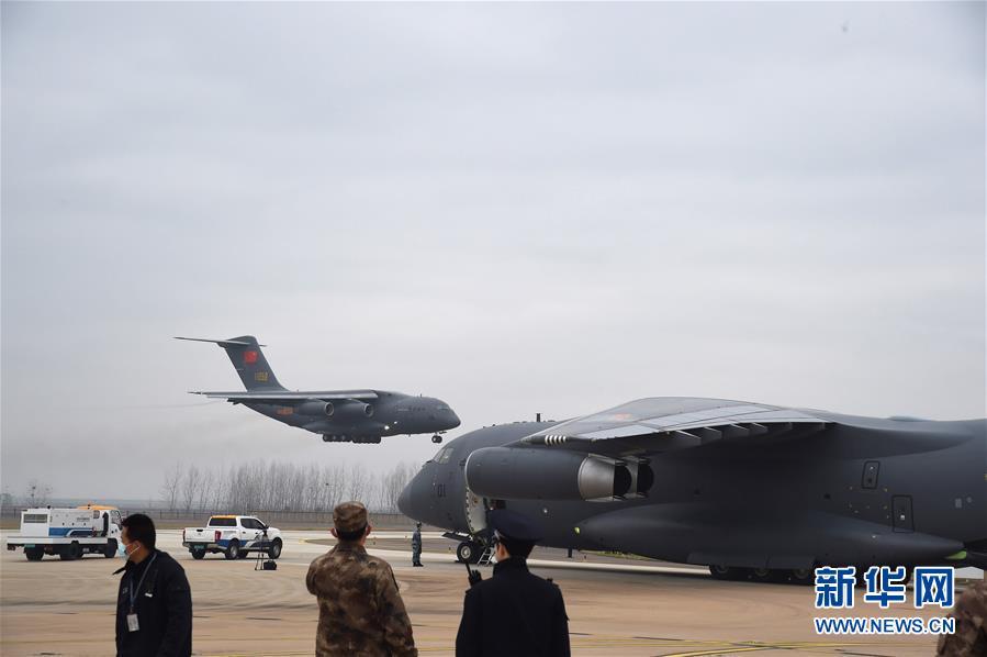 （聚焦疫情防控&middot;圖文互動）（5）空軍出動3型11架運輸機多地同步向武漢空運醫(yī)療隊員