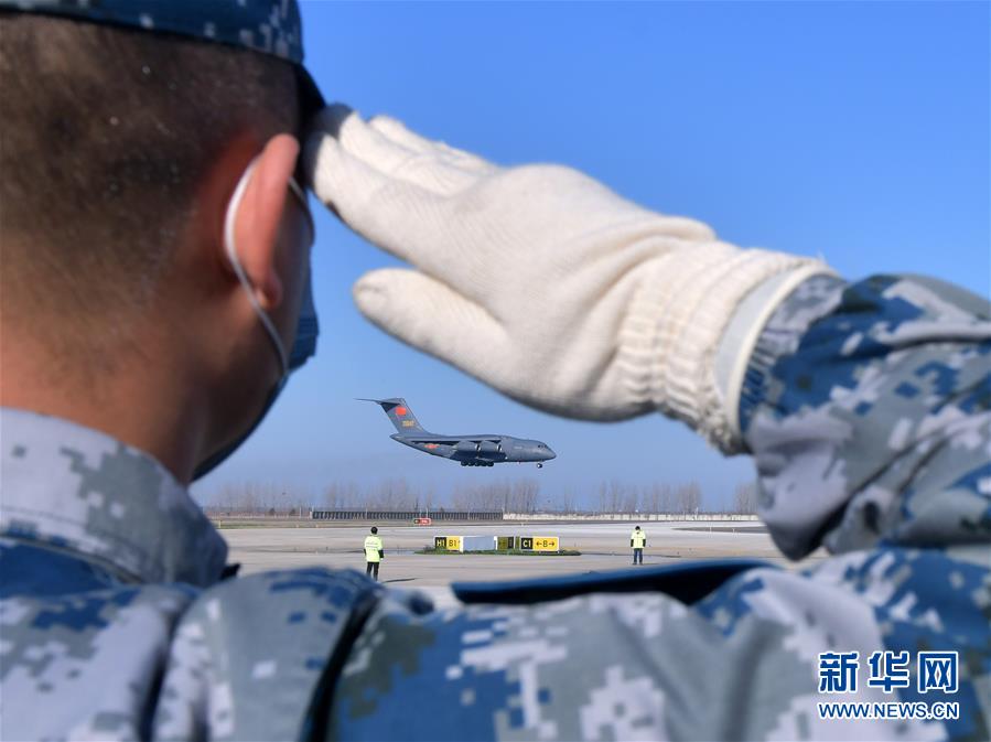 （聚焦疫情防控&middot;圖文互動）（3）空軍第四次向武漢大規(guī)?？者\醫(yī)療隊員和物資