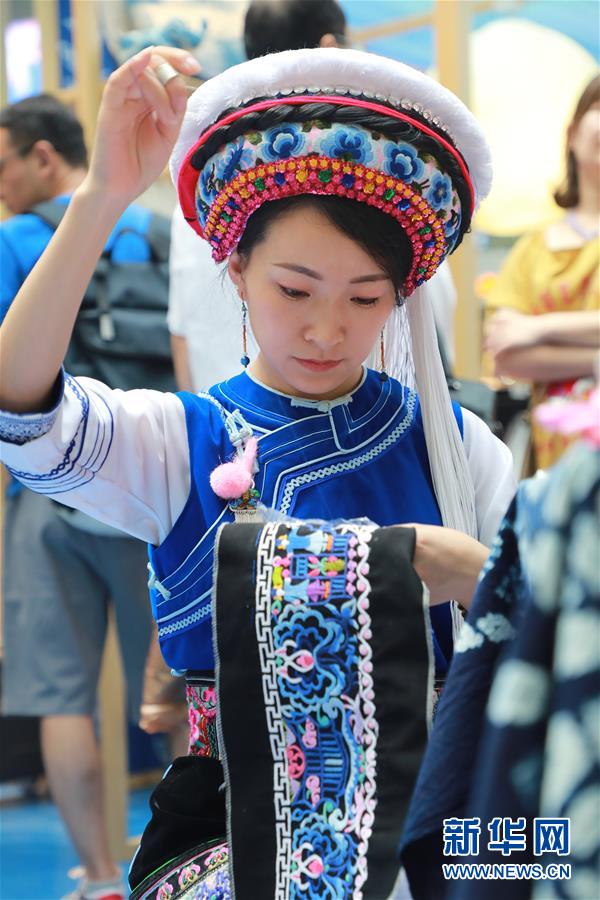 （脫貧攻堅(jiān)風(fēng)采錄&middot;帶頭人&middot;圖文互動(dòng)）（3）背著娃繡著花 養(yǎng)活自己養(yǎng)活家&mdash;&mdash;夏華和13000名大山繡娘的&ldquo;中國(guó)夢(mèng)&rdquo;