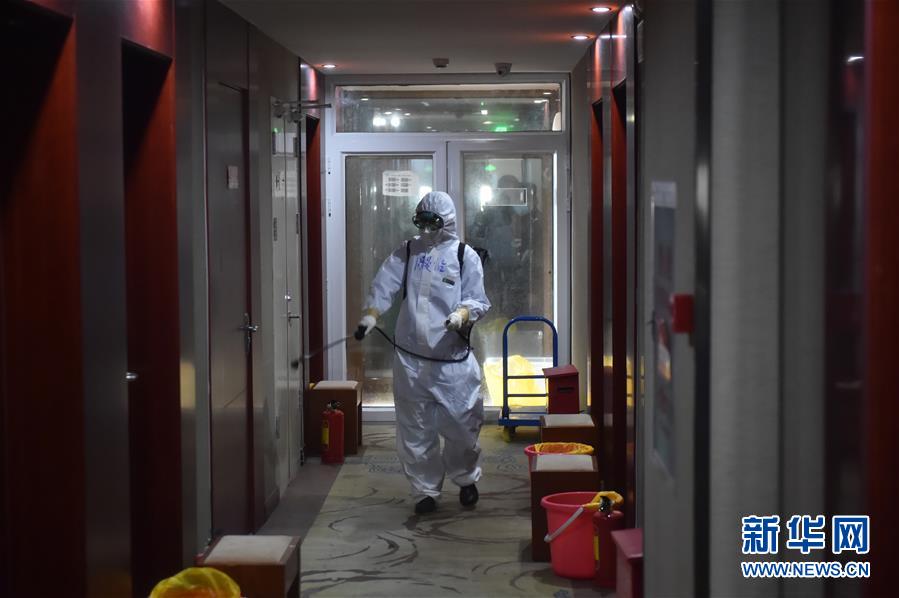 (聚焦疫情防控·圖文互動)(6)“感恩每一位‘不曾謀面’的醫(yī)護人員”——探訪返京人員醫(yī)學(xué)集中隔離觀察點