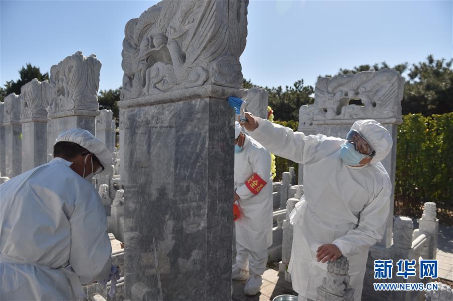 （圖文互動）（1）網(wǎng)上預(yù)約、分時祭掃、代祭服務(wù)&mdash;&mdash;北京八寶山人民公墓清明祭掃見聞