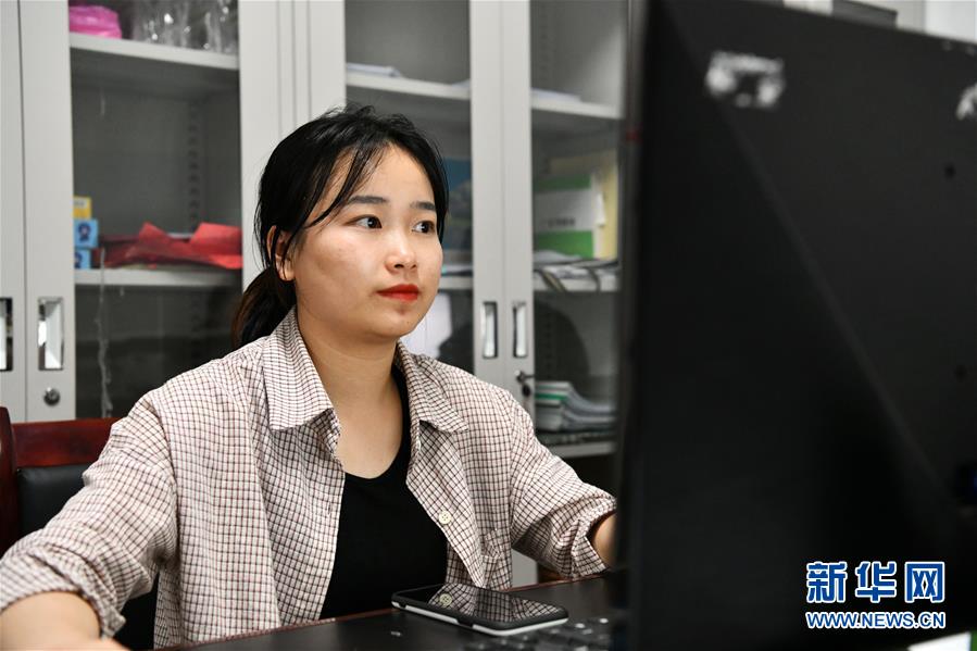 （決戰(zhàn)決勝脫貧攻堅&middot;圖文互動）（1）月亮山女孩與她的&ldquo;扶貧網(wǎng)格&rdquo;