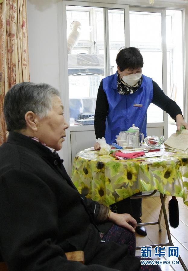 (在習(xí)近平新時(shí)代中國(guó)特色社會(huì)主義思想指引下——新時(shí)代新作為新篇章·習(xí)近平總書記關(guān)切事·圖文互動(dòng))(6)增強(qiáng)困難群眾對(duì)疫情影響的抵抗力