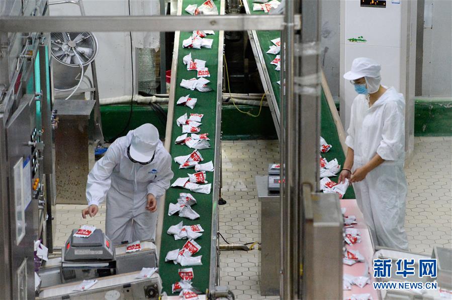 (圖文互動(dòng))(1)烏魯木齊:實(shí)施“哺育工程” 23萬(wàn)余學(xué)齡前兒童免費(fèi)喝牛奶