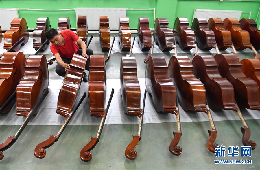 （走向我們的小康生活&middot;圖文互動(dòng)）（2）放下鋤頭，卻撥動(dòng)命運(yùn)的琴弦