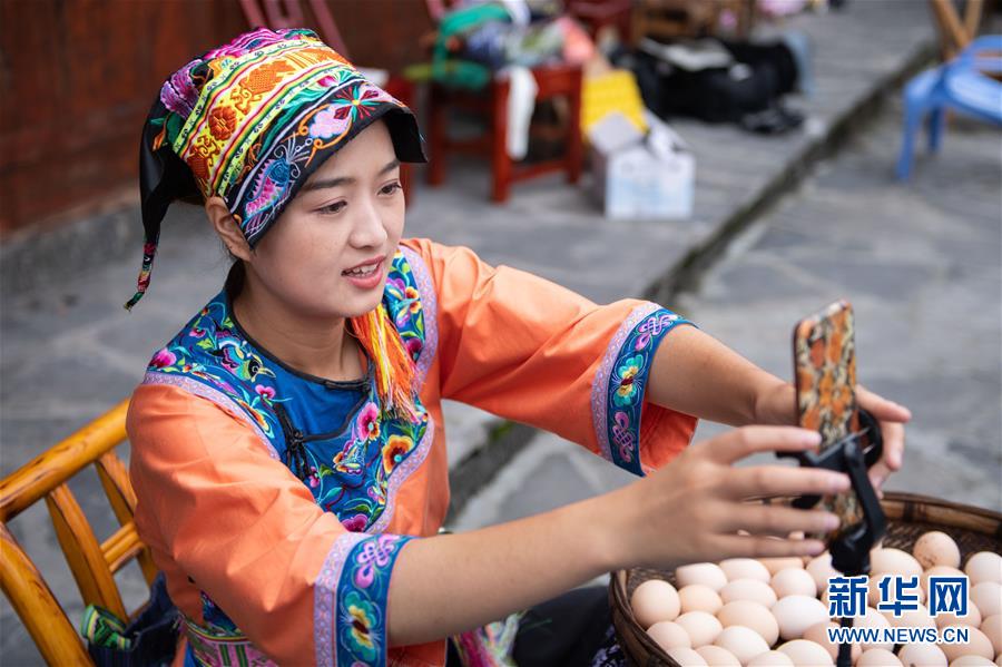 （新華全媒頭條&middot;走向我們的小康生活&middot;圖文互動）（6）那山，那人，那苗寨&mdash;&mdash;十八洞村三代人的奮斗史