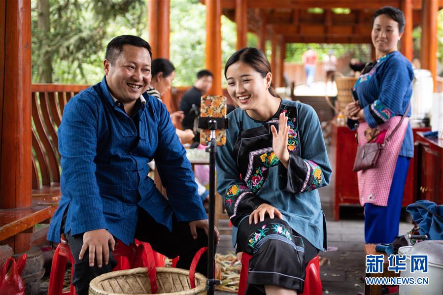 （新華全媒頭條&middot;走向我們的小康生活&middot;圖文互動）（10）那山，那人，那苗寨&mdash;&mdash;十八洞村三代人的奮斗史