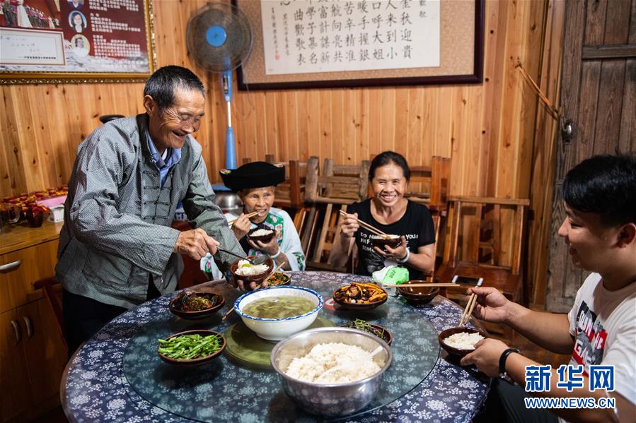（新華全媒頭條&middot;走向我們的小康生活&middot;圖文互動）（2）那山，那人，那苗寨&mdash;&mdash;十八洞村三代人的奮斗史
