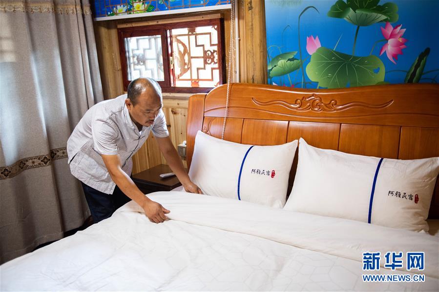 （新華全媒頭條&middot;走向我們的小康生活&middot;圖文互動）（3）那山，那人，那苗寨&mdash;&mdash;十八洞村三代人的奮斗史