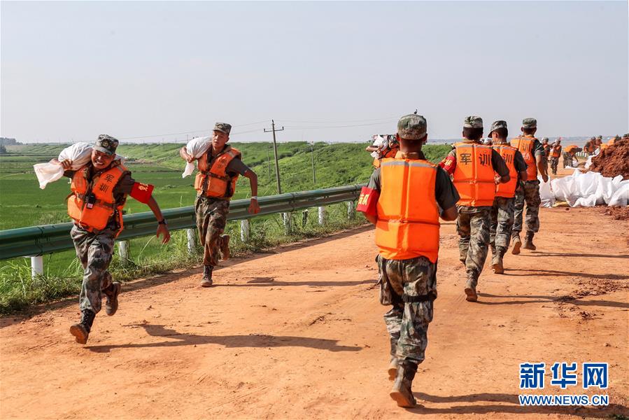 （防汛抗洪&middot;圖文互動）（5）洪水不退，子弟兵誓死不退&mdash;&mdash;解放軍和武警部隊官兵參與洪澇災(zāi)害搶險救援記事