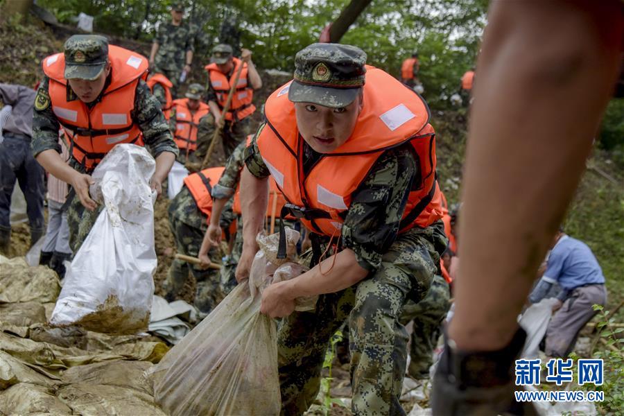 （防汛抗洪&middot;圖文互動）（6）洪水不退，子弟兵誓死不退&mdash;&mdash;解放軍和武警部隊官兵參與洪澇災(zāi)害搶險救援記事