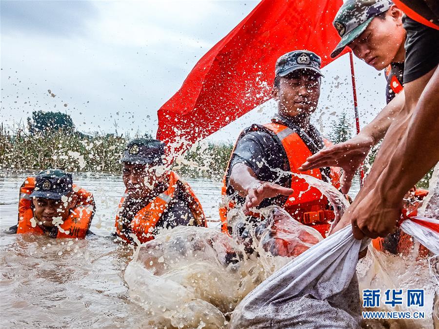 （防汛抗洪&middot;圖文互動）（9）洪水不退，子弟兵誓死不退&mdash;&mdash;解放軍和武警部隊官兵參與洪澇災(zāi)害搶險救援記事