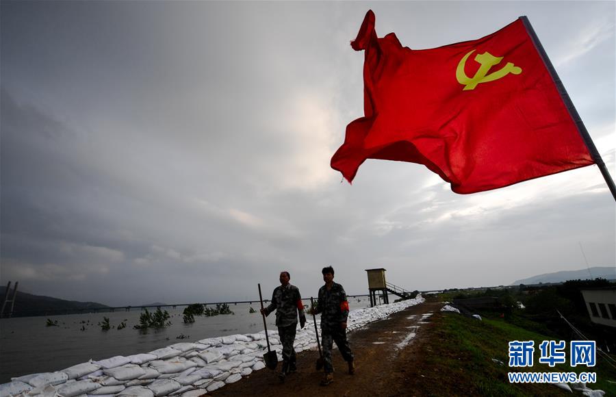 （防汛抗洪&middot;圖文互動）（4）長江大堤上的&ldquo;父子之約&rdquo;