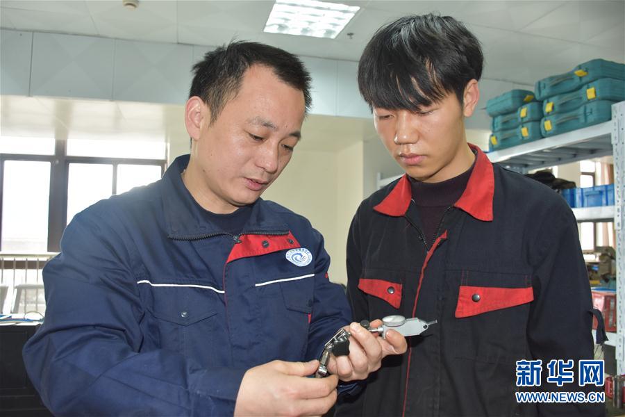 （總書記推動(dòng)的改革身邊事&middot;教育改革篇&middot;圖文互動(dòng)）（3）特寫：&ldquo;95后&rdquo;上海職校生：&ldquo;我的工牌上印著&lsquo;中國航天&rsquo;&rdquo;
