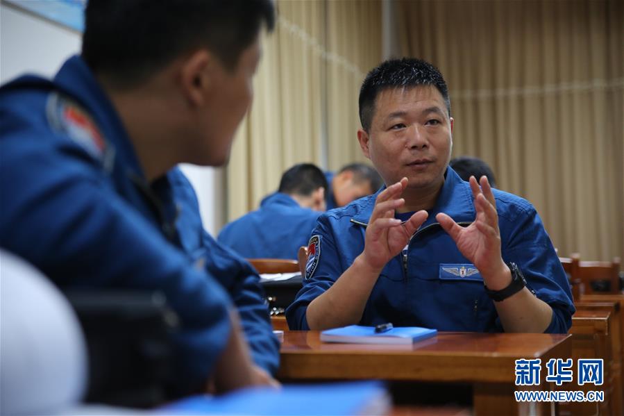 （在習近平強軍思想指引下&middot;我們在戰(zhàn)位報告&middot;圖文互動）（4）偵天探海 狩獵?？?mdash;&mdash;南部戰(zhàn)區(qū)海軍航空兵某師加速轉(zhuǎn)型提升新質(zhì)戰(zhàn)斗力記事