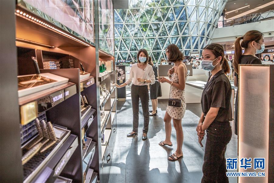 （在習(xí)近平新時(shí)代中國特色社會主義思想指引下&mdash;&mdash;新時(shí)代新作為新篇章&middot;習(xí)近平總書記關(guān)切事&middot;圖文互動）（12）感受開放新魅力&mdash;&mdash;海南自由貿(mào)易港建設(shè)開局觀察