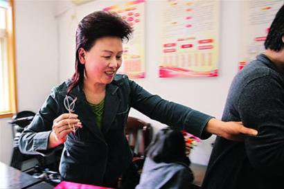 梁慧麗自己帶頭干，身邊人從跟著干到搶著干