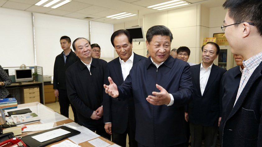 習(xí)近平在新華社同&ldquo;走基層&rdquo;回來的記者交談