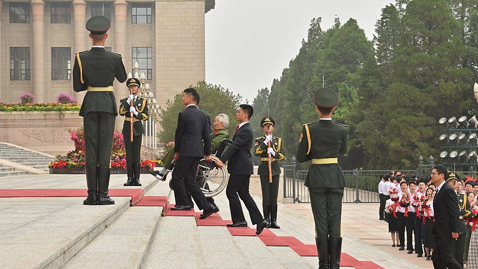 &ldquo;七一勛章&rdquo;獲得者抵達(dá)人民大會(huì)堂