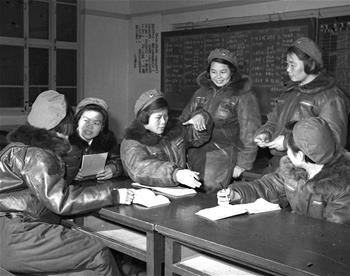 第一批女飛行員：毛澤東稱贊，細(xì)妹子不簡單，飛得好高啊