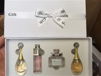 揭秘微商化妝品&ldquo;黑色代購(gòu)&rdquo;產(chǎn)業(yè)鏈