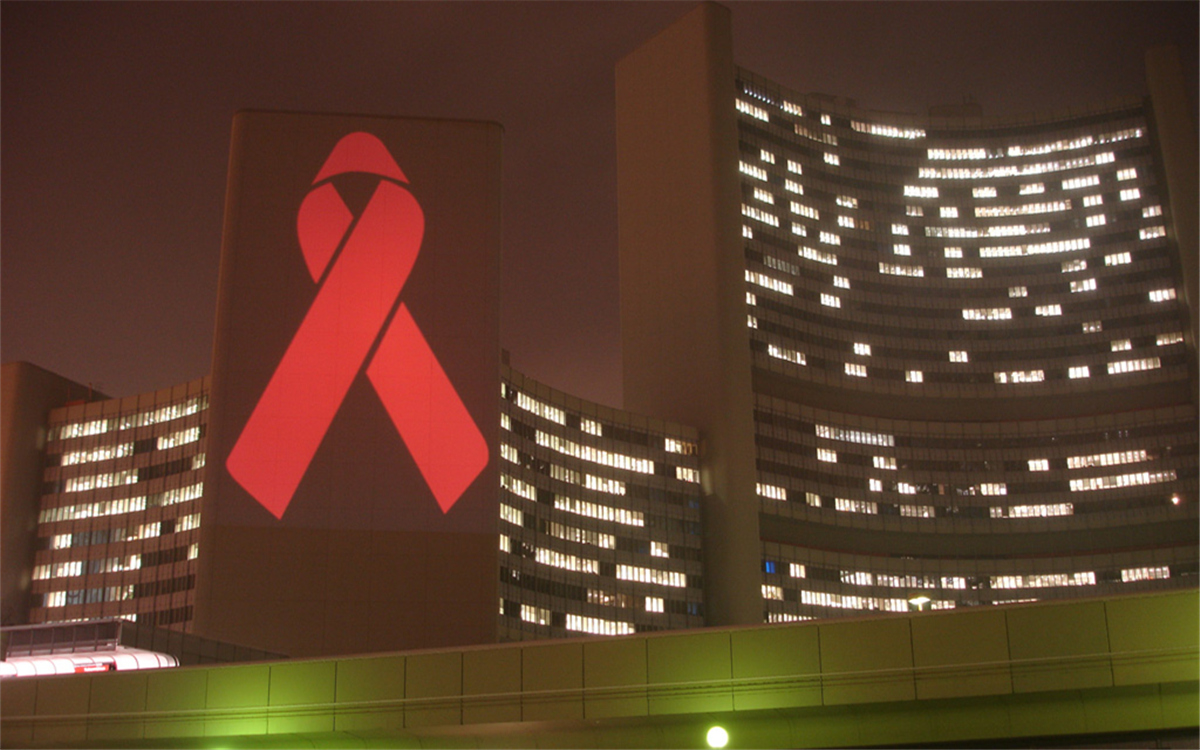 在世界艾滋病日，聯(lián)合國總部大樓點亮紅絲帶標志