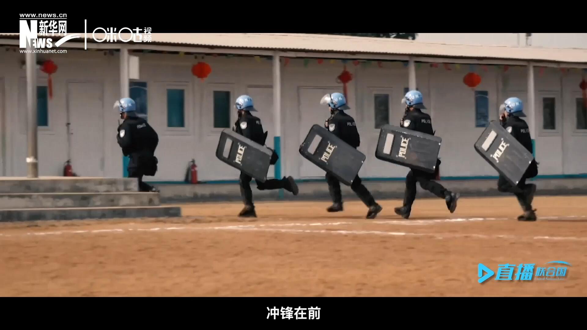 有這樣一支隊(duì)伍，他們不畏艱險(xiǎn)，沖鋒在前，頭戴藍(lán)盔，為和平而戰(zhàn)，他們的名字叫做聯(lián)合國維和部隊(duì)。