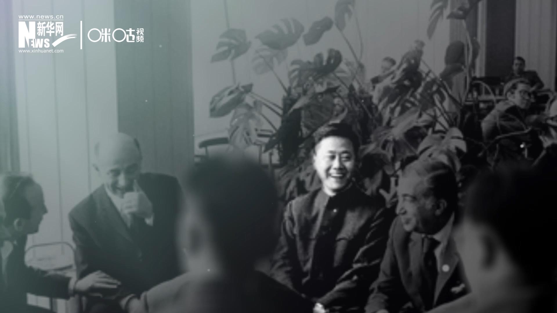 照片里的這個人是高梁，原新華社國際部記者。原本作為代表團(tuán)隨行記者的他接到通知，由他帶領(lǐng)一支先遣小組先行去紐約。