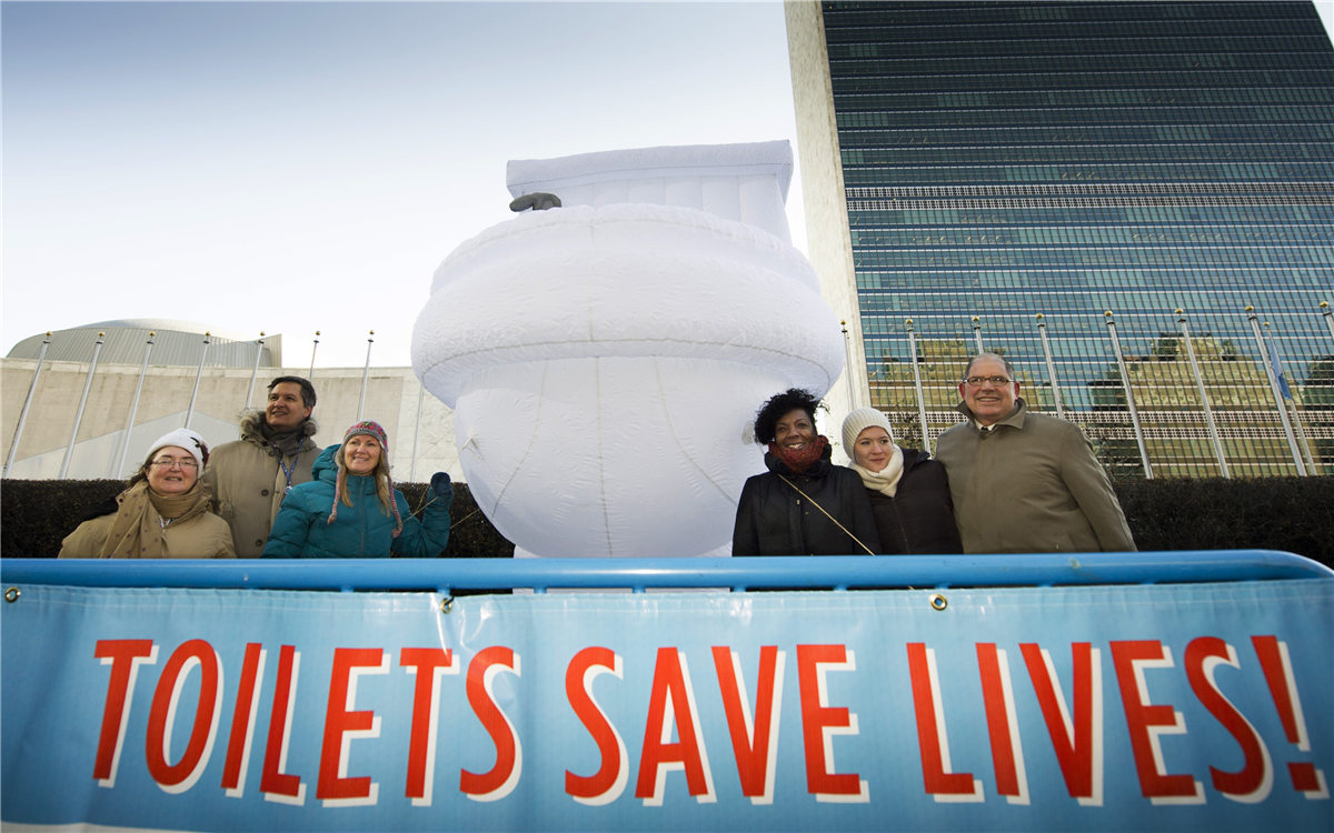 &ldquo;世界廁所日&rdquo;，聯(lián)合國總部大樓前的口號(hào)條幅