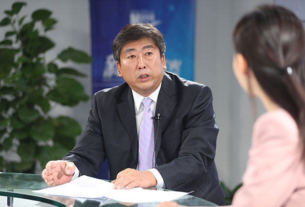 具體落在實(shí)處就是把方向，管大局，保落實(shí)