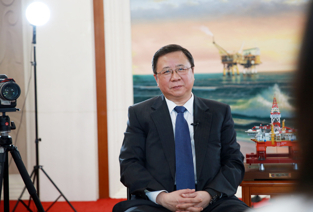 堅持黨的領(lǐng)導(dǎo)、加強黨的建設(shè)，是國有企業(yè)的光榮傳統(tǒng)。