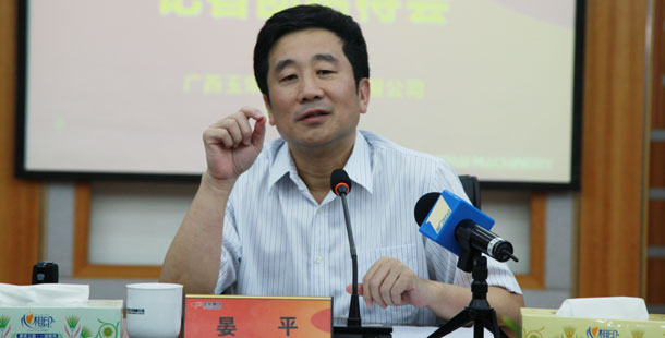 玉柴集團公司董事局主席晏平&mdash;&mdash;大家可能不一定認識我，但是大家一定坐過裝配玉柴發(fā)動機的客車、公交車，因為玉柴發(fā)動機裝配在全國超過60%的客車、公交車上。玉柴發(fā)動機能夠陪伴大家上班、回家、逛街，我很自豪。我們將繼續(xù)制造更多更好的綠色產(chǎn)品，造福社會和百姓。