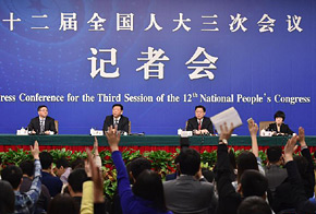 人社部部長(zhǎng)尹蔚民答記者問(wèn)