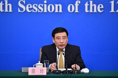 工業(yè)和信息化部部長(zhǎng)苗圩等就&ldquo;推進(jìn)實(shí)施&lsquo;中國(guó)制造2025&rsquo;&rdquo;答記者問(wèn)