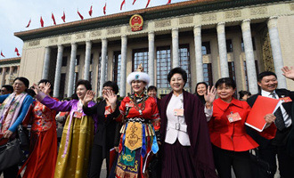 閉幕會(huì)后，代表走出人民大會(huì)堂