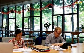 中國(guó)成就，世界矚目&mdash;&mdash;來(lái)自基層蹲點(diǎn)現(xiàn)場(chǎng)的報(bào)道