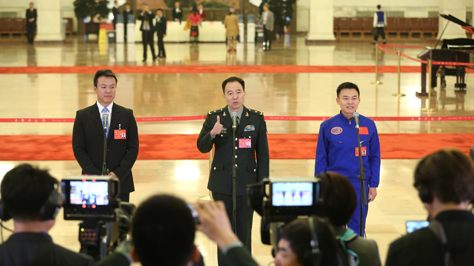 趙宏博、景海鵬、唐嘉陵代表接受采訪