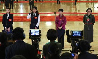 吳敏霞、杜玉濤、蒙曼、盧麗安代表接受采訪