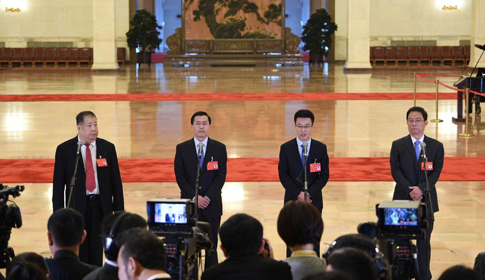 凌解放、王立平、徐川、黃一兵接受采訪