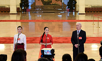 肖笑波、侯艷、徐俊代表接受采訪