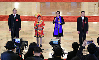 蔡松濤、杜麗群、楊小玲、賈立群代表接受采訪