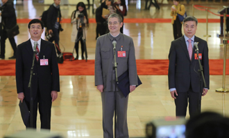 吳曉光、胡偉武、金東寒代表接受采訪