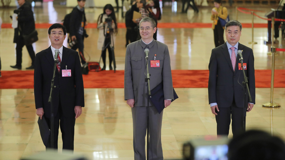 吳曉光、胡偉武、金東寒代表接受采訪