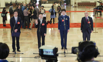 王辰、楊潔、劉文力、王旭東代表接受采訪