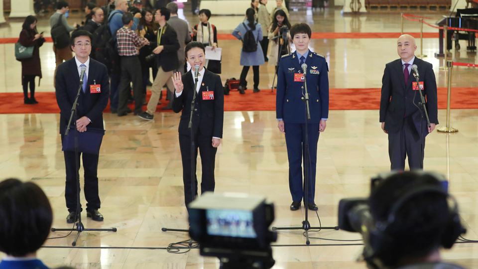 王辰、楊潔、劉文力、王旭東代表接受采訪