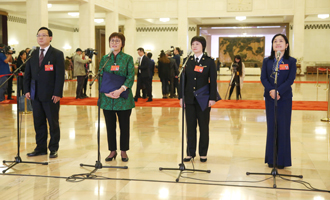 蔣成華、邵蕓、甘露、周宇代表接受采訪