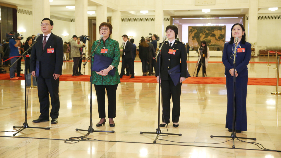 蔣成華、邵蕓、甘露、周宇代表接受采訪